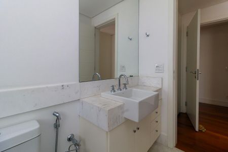 Apartamento à venda com 350m², 4 quartos e 5 vagas Apartamento à venda com 350m², 4 quartos e 5 vagasSuíte 2 - Banheiro