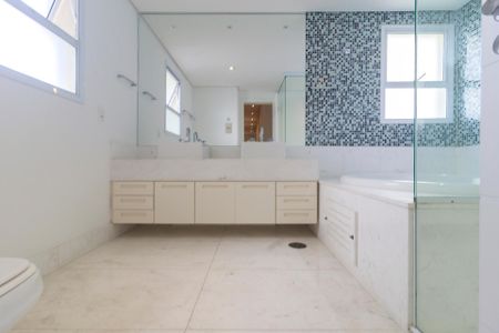 Apartamento à venda com 350m², 4 quartos e 5 vagas Apartamento à venda com 350m², 4 quartos e 5 vagasSuíte Principal - Banheiro