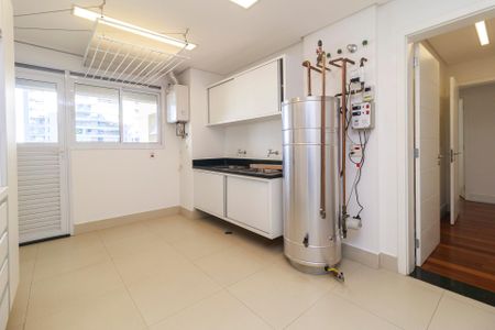 Apartamento à venda com 350m², 4 quartos e 5 vagas Apartamento à venda com 350m², 4 quartos e 5 vagasÁrea de Serviço
