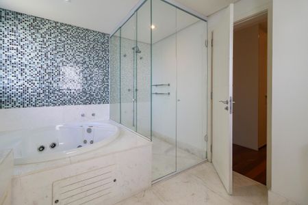 Apartamento à venda com 350m², 4 quartos e 5 vagas Apartamento à venda com 350m², 4 quartos e 5 vagasSuíte Principal - Banheiro