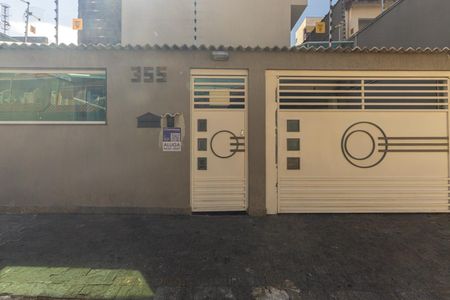 Fachada + Plaquinha  de casa de condomínio para alugar com 2 quartos, 90m² em Vila Granada, São Paulo
