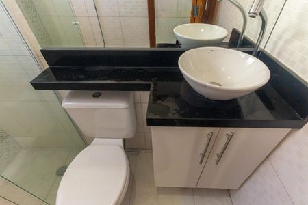 Banheiro da Suíte 1 de casa de condomínio para alugar com 2 quartos, 90m² em Vila Granada, São Paulo