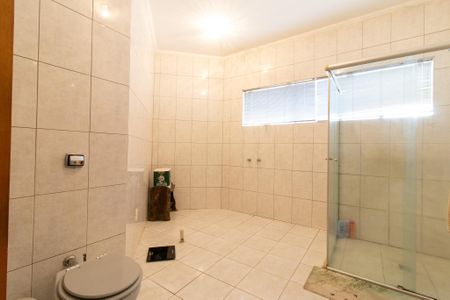 Casa de condomínio à venda com 351m², 3 quartos e 3 vagas Casa de condomínio à venda com 351m², 3 quartos e 3 vagasBanheiro da Suíte