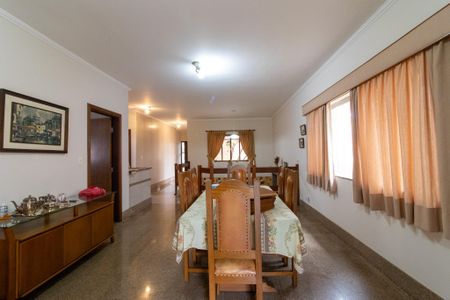 Casa de condomínio à venda com 351m², 3 quartos e 3 vagas Casa de condomínio à venda com 351m², 3 quartos e 3 vagasSala