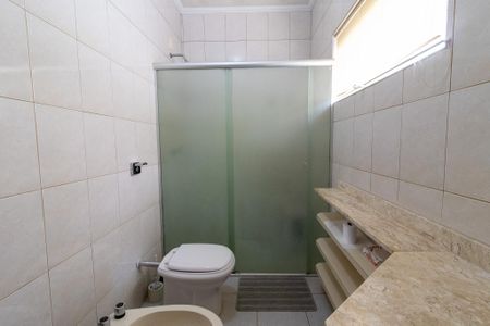 Casa de condomínio à venda com 351m², 3 quartos e 3 vagas Casa de condomínio à venda com 351m², 3 quartos e 3 vagasBanheiro da Suíte 2