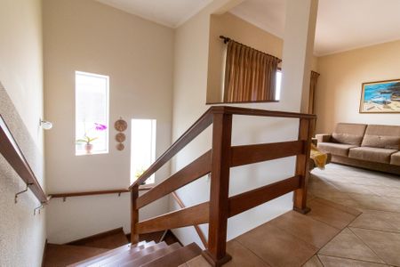 Casa de condomínio à venda com 351m², 3 quartos e 3 vagas Casa de condomínio à venda com 351m², 3 quartos e 3 vagasEscada