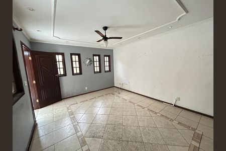 Sala de casa para alugar com 3 quartos, 121m² em Vila Valqueire, Rio de Janeiro