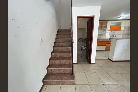 Escada de casa para alugar com 3 quartos, 121m² em Vila Valqueire, Rio de Janeiro
