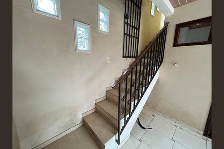 Casa para alugar com 121m², 3 quartos e 2 vagasEscada