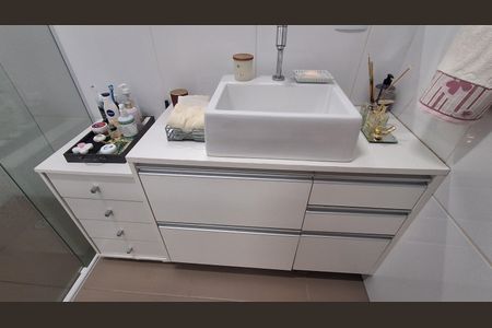 Casa para alugar com 220m², 2 quartos e 2 vagasBanheiro Social 