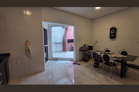 Casa para alugar com 220m², 2 quartos e 2 vagasCozinha 