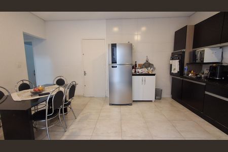 Casa para alugar com 220m², 2 quartos e 2 vagasCozinha 