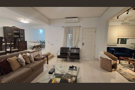 Casa para alugar com 220m², 2 quartos e 2 vagasSala