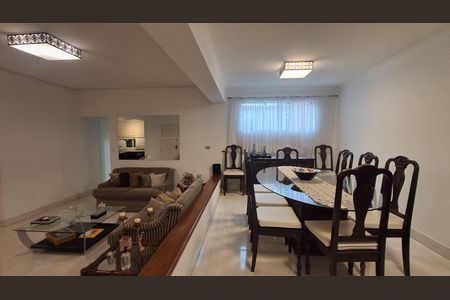 Casa para alugar com 220m², 2 quartos e 2 vagasSala