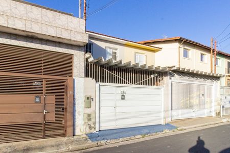 Casa à venda com 136m², 3 quartos e 2 vagasFachada