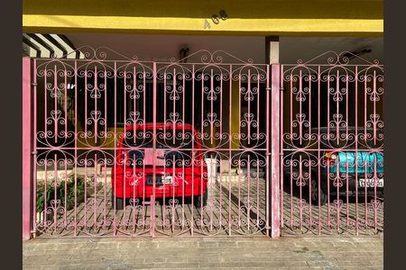 Casa à venda com 500m², 3 quartos e 3 vagas Casa à venda com 500m², 3 quartos e 3 vagasFachada