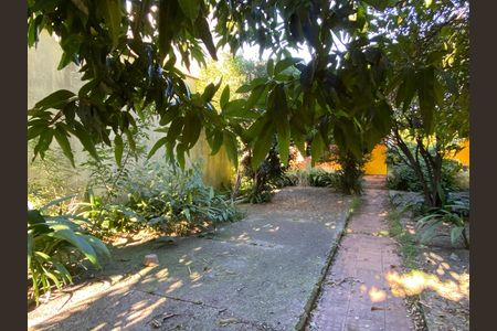 Casa à venda com 500m², 3 quartos e 3 vagas Casa à venda com 500m², 3 quartos e 3 vagasÁrea externa - Jardim