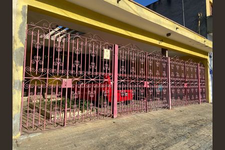 Casa à venda com 500m², 3 quartos e 3 vagas Casa à venda com 500m², 3 quartos e 3 vagasFachada