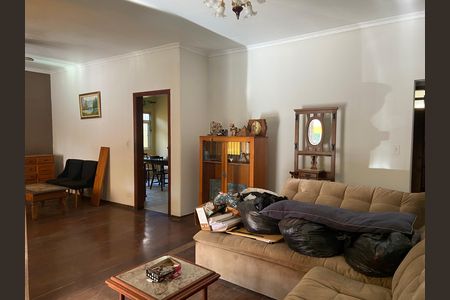 Casa à venda com 500m², 3 quartos e 3 vagas Casa à venda com 500m², 3 quartos e 3 vagasSala