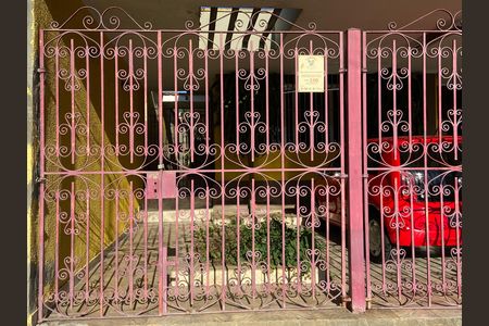 Casa à venda com 500m², 3 quartos e 3 vagas Casa à venda com 500m², 3 quartos e 3 vagasFachada