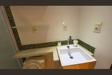 Banheiro de apartamento para alugar com 2 quartos, 65m² em Bingen, Petrópolis