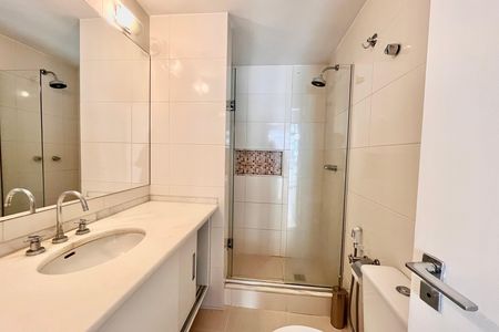 Apartamento para alugar com 120m², 2 quartos e 1 vaga Apartamento para alugar com 120m², 2 quartos e 1 vagaBanheiro da Suíte