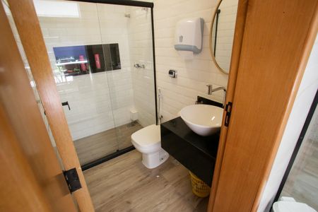 Casa de condomínio à venda com 430m², 5 quartos e 6 vagasBanheiro Social