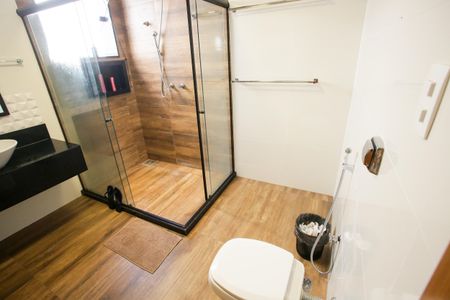 Casa de condomínio à venda com 430m², 5 quartos e 6 vagasBanheiro da Suíte 1