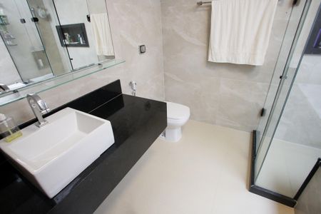 Casa de condomínio à venda com 430m², 5 quartos e 6 vagasBanheiro da Suíte 2