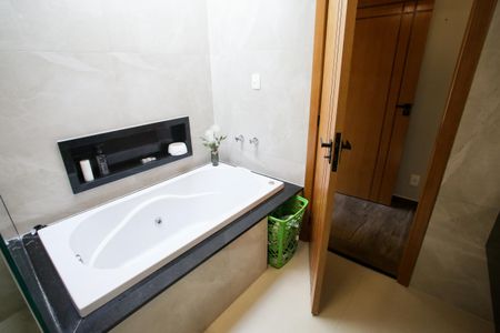 Casa de condomínio à venda com 430m², 5 quartos e 6 vagasBanheiro da Suíte 2
