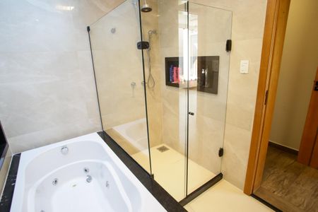 Casa de condomínio à venda com 430m², 5 quartos e 6 vagasBanheiro da Suíte 3