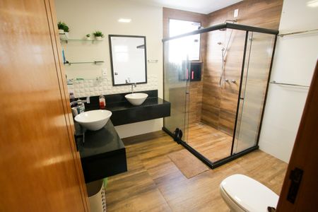 Casa de condomínio à venda com 430m², 5 quartos e 6 vagasBanheiro da Suíte 1