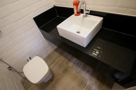 Casa de condomínio à venda com 430m², 5 quartos e 6 vagasLavabo