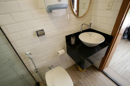 Casa de condomínio à venda com 430m², 5 quartos e 6 vagasBanheiro Social