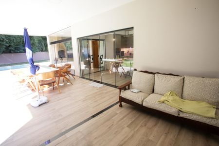 Casa de condomínio à venda com 430m², 5 quartos e 6 vagasVaranda