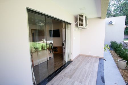 Casa de condomínio à venda com 430m², 5 quartos e 6 vagasVaranda da Suíte 1