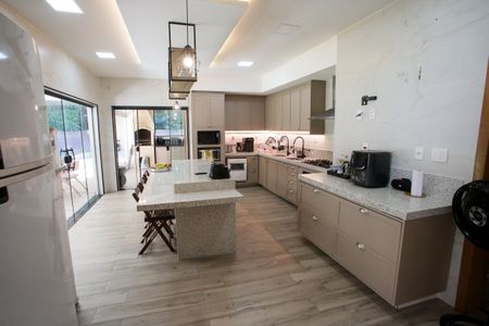 Casa de condomínio à venda com 430m², 5 quartos e 6 vagasCozinha