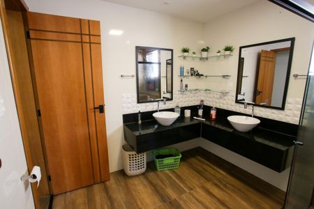 Casa de condomínio à venda com 430m², 5 quartos e 6 vagasBanheiro da Suíte 1