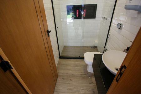 Casa de condomínio à venda com 430m², 5 quartos e 6 vagasBanheiro Social