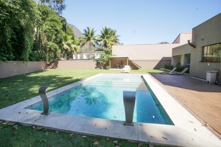 Casa de condomínio à venda com 430m², 5 quartos e 6 vagasPiscina