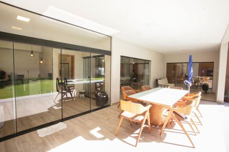Casa de condomínio à venda com 430m², 5 quartos e 6 vagasVaranda