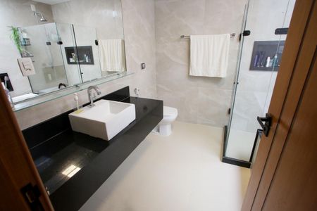 Casa de condomínio à venda com 430m², 5 quartos e 6 vagasBanheiro da Suíte 2