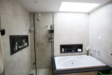 Casa de condomínio à venda com 430m², 5 quartos e 6 vagasBanheiro da Suíte 2