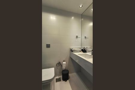 Casa de condomínio para alugar com 500m², 5 quartos e 4 vagas Casa de condomínio para alugar com 500m², 5 quartos e 4 vagasBanheiro da Suíte 2