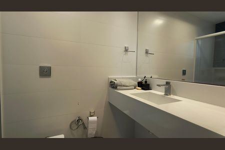 Casa de condomínio para alugar com 500m², 5 quartos e 4 vagas Casa de condomínio para alugar com 500m², 5 quartos e 4 vagasBanheiro da Suíte 2