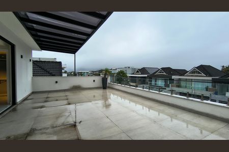 Casa de condomínio para alugar com 500m², 5 quartos e 4 vagas Casa de condomínio para alugar com 500m², 5 quartos e 4 vagasVaranda da Suíte 4