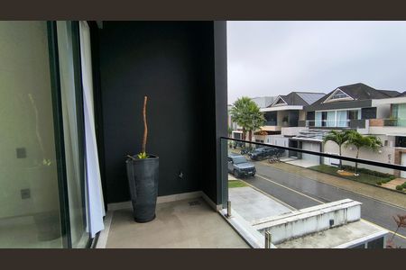 Casa de condomínio para alugar com 500m², 5 quartos e 4 vagas Casa de condomínio para alugar com 500m², 5 quartos e 4 vagasVaranda da Suíte 3
