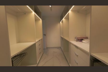Casa de condomínio para alugar com 500m², 5 quartos e 4 vagas Casa de condomínio para alugar com 500m², 5 quartos e 4 vagasCloset da Suíte 1