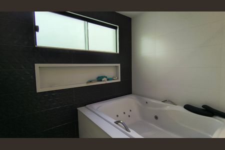 Casa de condomínio para alugar com 500m², 5 quartos e 4 vagas Casa de condomínio para alugar com 500m², 5 quartos e 4 vagasBanheiro da Suíte 4