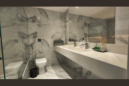 Casa de condomínio para alugar com 500m², 5 quartos e 4 vagas Casa de condomínio para alugar com 500m², 5 quartos e 4 vagasBanheiro da Suíte 1